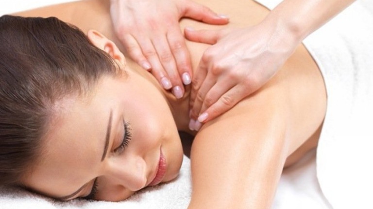 Massage relaxant aux huiles essentielles