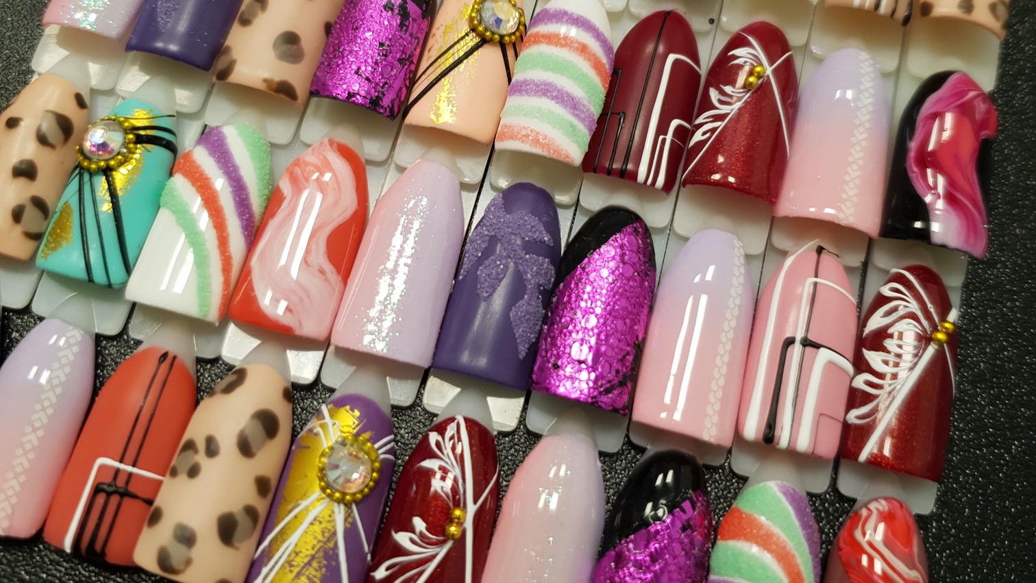 Pratique et démonstration Nail art techniques actuelles